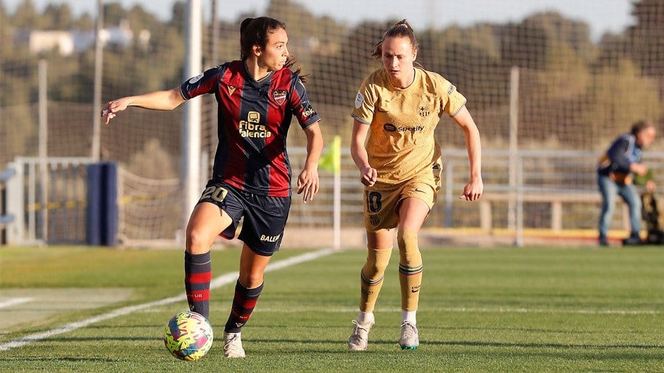 El Barcelona y el Levante UD contaron entre otras con Paula Tomás y Grham Hansen durate la primera mitad del encuentro.